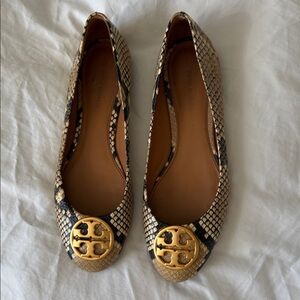 Tory Burch Women's Snakeskin Flats - Gold and Tan